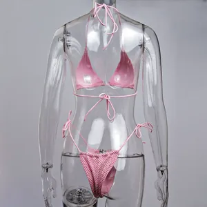 Vue détaillée d'un ensemble de bikini rose à strass sur un mannequin transparent avec liens