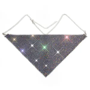 Detailaufnahme einer schimmernden Strass-Netz-Gesichtsmaske mit silbernen Ketten.