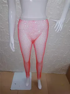 Detalle de los leggings de rejilla rosa con diamantes para actuaciones y fiestas.