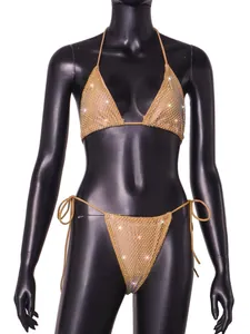 Détail d'un ensemble bikini sexy doré avec résille à strass brillants étincelants