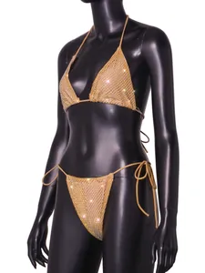 Vue détaillée d'un ensemble bikini à strass étincelants sur un mannequin noir élégant