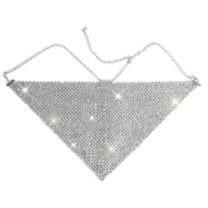 Hochwertiges Detail der glitzernden silbernen Strass-Netz-Gesichtsmaske für Rave und Partys