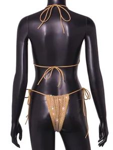 Vue arrière détaillée d'un ensemble bikini sexy en strass dorés scintillants