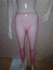 Vista detallada de los leggings de rejilla rosa con diamantes de imitación y talle alto
