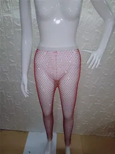 Vista detallada de leggings de red rojos con strass que muestra el patrón de malla