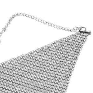 Detailansicht der silbernen Strass-Netzmaske mit einer aufwendigen Kristallbesetzung