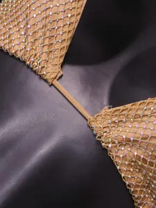 Détail en gros plan d'un haut de bikini sexy avec des cristaux brillants sur maille