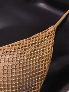 Détail des strass étincelants et de la texture en maille sur un haut de bikini élégant
