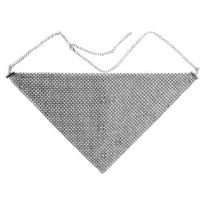 Detailansicht eines silbernen metallischen Mesh-Dreiecks-Gesichtsmasken-Zubehörs mit Ketten.