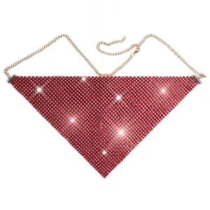 Detailansicht der roten funkelnden Dreiecksmaske aus Strass mit eleganter goldener Kette