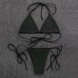 Détail d'un ensemble bikini noir sexy avec strass arc-en-ciel scintillants