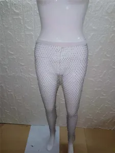 Detalle de leggings de rejilla con brillantes para moda sexy y actuación en escena