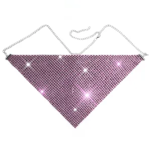 Hochwertiges Detail einer lila funkelnden Metallmaske aus Strass mit silbernen Ketten