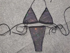 Gros plan du bikini sexy noir orné de strass multicolores étincelants pour femme