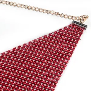 Detailansicht der roten Strass-Metallmaske mit goldener Kette für Damen