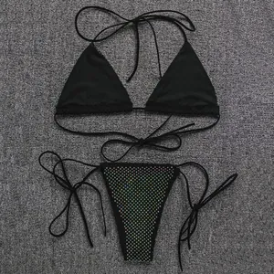 Détail des strass dégradés étincelants sur cet ensemble de bikini triangle noir.