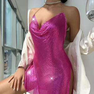 Detailansicht des rosa Paillettenkleides mit Neckholder und Seitenschlitz für Clubwear