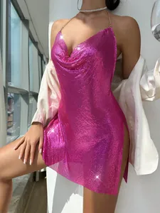 Detailaufnahme eines magentafarbenen Pailletten-Minikleids mit Kettenrägern und Wasserfallausschnitt
