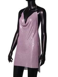 Violettes rückenfreies Neckholder-Kleid mit Pailletten, Seitenschlitz und V-Ausschnitt.