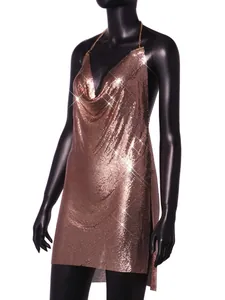 Detailansicht des glänzenden Metall-Mesh-Kleides in Roségold mit Kettenträgern und V-Ausschnitt