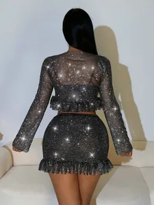 Vue arrière détaillée d'un ensemble deux pièces en résille noire brillante avec strass
