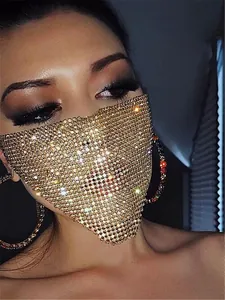 Nahaufnahme einer glitzernden Strass-Netzmaske für Halloween, Nachtclubs und Party-Events