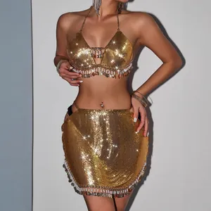 Conjunto sexy de dos piezas con lentejuelas doradas, top halter y minifalda de flecos