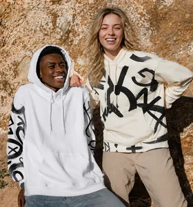 Zwaargewicht 460g katoenen hoodies getoond in een stijlvolle outdoor lifestyle foto.