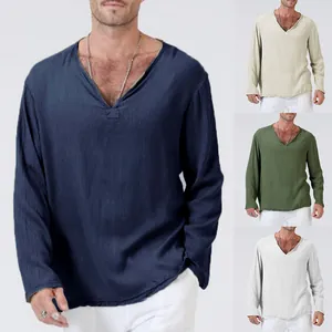 Detailweergave van heren T-shirt van katoen en linnen met V-hals in meerdere kleuren