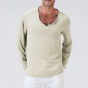Gedetailleerde opname van beige heren T-shirt van katoen en linnen met V-hals en lange mouwen