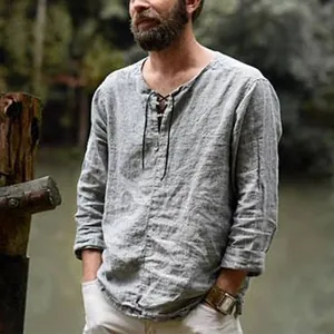 Vista de camisa de lino gris para hombre con detalle de cuello de cordón al exterior.
