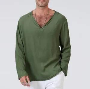 Man draagt een militair groen katoen-linnen etnisch shirt met lange mouwen en een V-hals