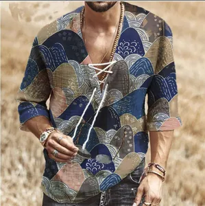 Détail de chemise bohème à lacets pour homme avec imprimé vagues de montagne.