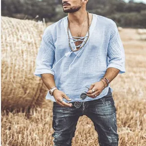 Casual lichtblauwe herenshirt met veters en getextureerde stof in een buitenomgeving