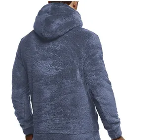 Rückansicht eines blauen flauschigen Fleece-Hoodies für Herren mit weicher Textur