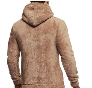 Rückansicht eines braunen Teddy-Fleece-Herrenkapuzenpullovers mit weicher Textur
