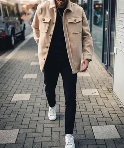 Vista dettagliata di una giacca casual da uomo in lana beige in ambiente urbano