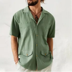 Dettaglio della camicia da uomo in cotone e lino verde a maniche corte con quattro tasche.