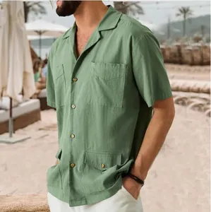 Dettaglio laterale della camicia da uomo in cotone e lino lavato verde salvia a maniche corte