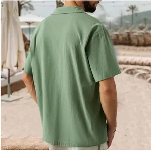 Vista posteriore camicia uomo verde salvia in cotone lino lavato a maniche corte collo