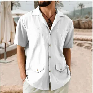 Vista dettagliata di una camicia da uomo in cotone e lino bianco con quattro tasche frontali