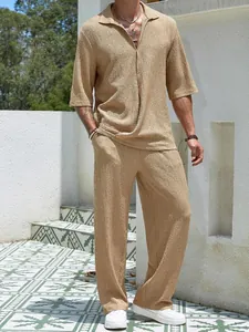 Dettaglio di un completo beige in maglia strutturata con camicia e pantaloni uomo