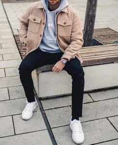 Giacca a camicia da uomo in misto lana beige per un look casual urbano moderno.