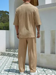 Vue arrière d'un ensemble décontracté pour hommes avec chemise texturée et pantalon long