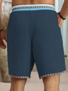 Πίσω όψη ανδρικής μπλε casual βερμούδας με εθνικά μοτίβα στο στρίφωμα και τη μέση