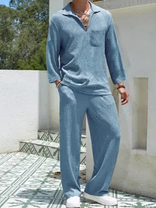 Vue détaillée d'un ensemble polo à manches longues texturé bleu clair et pantalon assorti