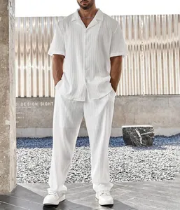 Vista detallada del conjunto plisado blanco de hombre con camisa y pantalón.