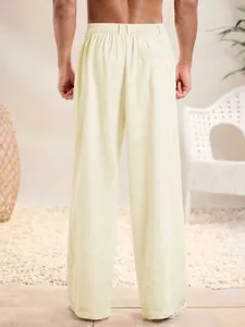 Dettaglio vista posteriore dei pantaloni casual larghi da uomo in cotone e lino crema