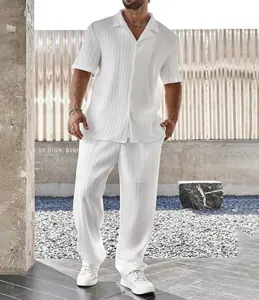 Conjunto de dos piezas plisado blanco para hombre con camisa de manga corta y pantalón
