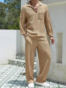 Ensemble décontracté pour homme avec chemise à manches longues et pantalon en maille gaufrée.